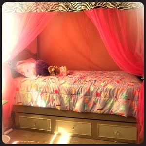 Princess bed with trundle